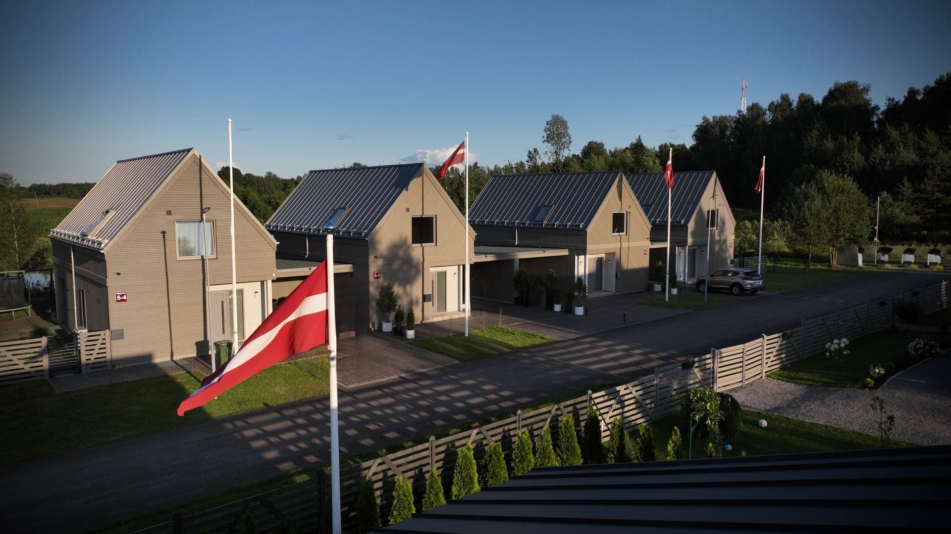 Strazdu iela vakara saulē